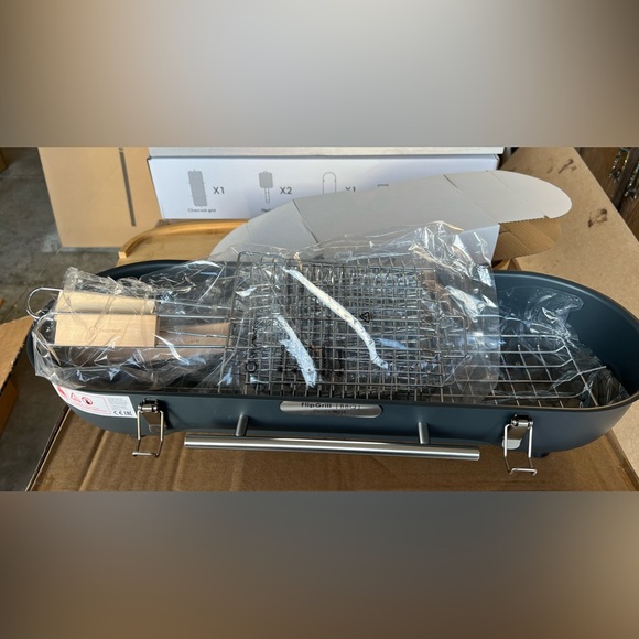 Brand New Easy to Carry Barbecue + Flippable Grids & Integrated Chopping Board - Picture 2 of 6